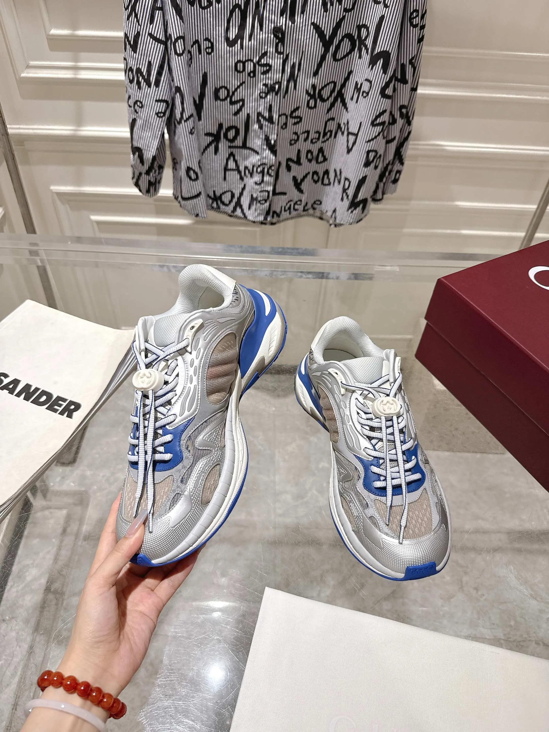 👟👟Ex-factory price 980👟👟Upgraded version with airplane case Gucci Gucci 25ss hot new style couple style retro sports shoes dad shoes This Gucci 2.0 reinterprets the brand's iconic striped webbing elements. This new interpretation of iconic details uses EVA thick soles with a smart silhouette, bringing a stable and comfortable wearing experience. Delivered in exquisite packaging. Fabric: Made of original imported cowhide/technical fabric. Inner foot pad: Breathable mesh. Heel height: 4cm. Sole: Original customized ultra-light foam rubber outsole. Size: 35-45 (women's size 40, men's size 45, custom-made, non-returnable)